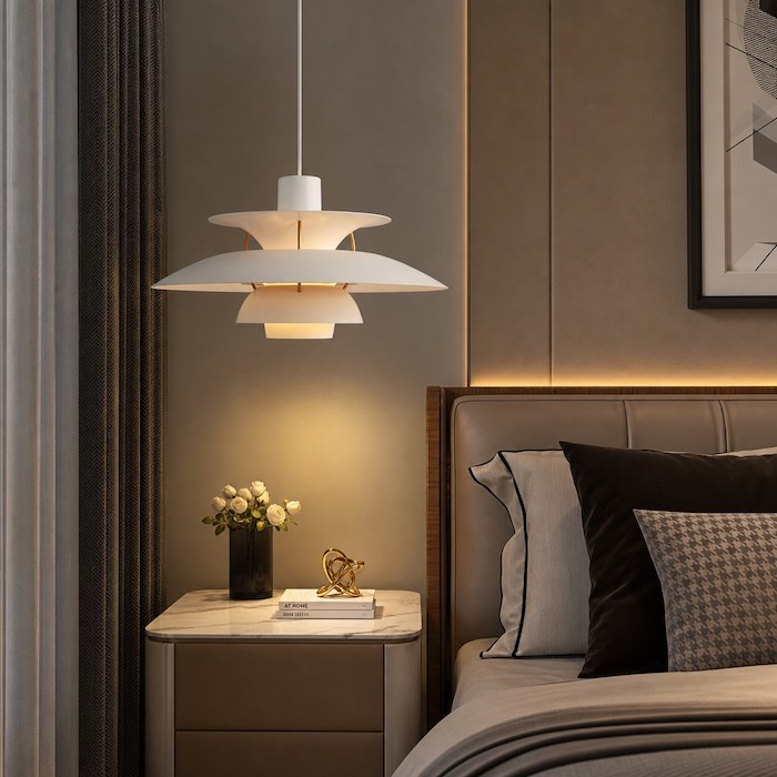 Kupferne, mehrschichtige Lampe im Bauhaus-Stil als luxuriöse Schlafzimmerbeleuchtung