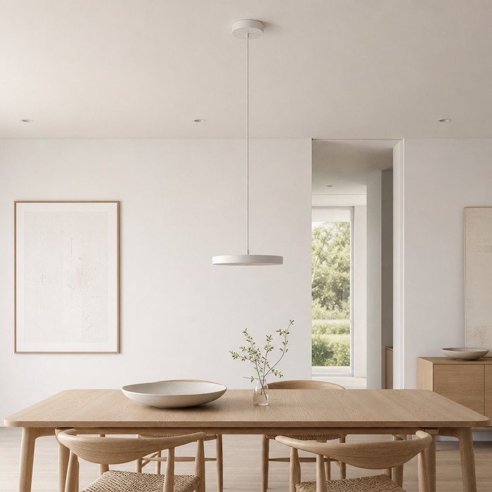 Weiße, minimalistische, lineare Pendelleuchte in einem hellen Esszimmer.