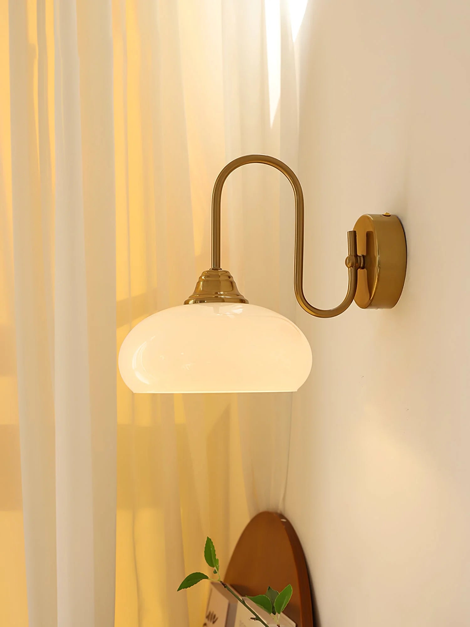 Lampada da parete Calypso Bauhaus in vetro curvo (29).webp__PID:6ad45b4f-c0fb-4594-ac7d-6b8978271f1d