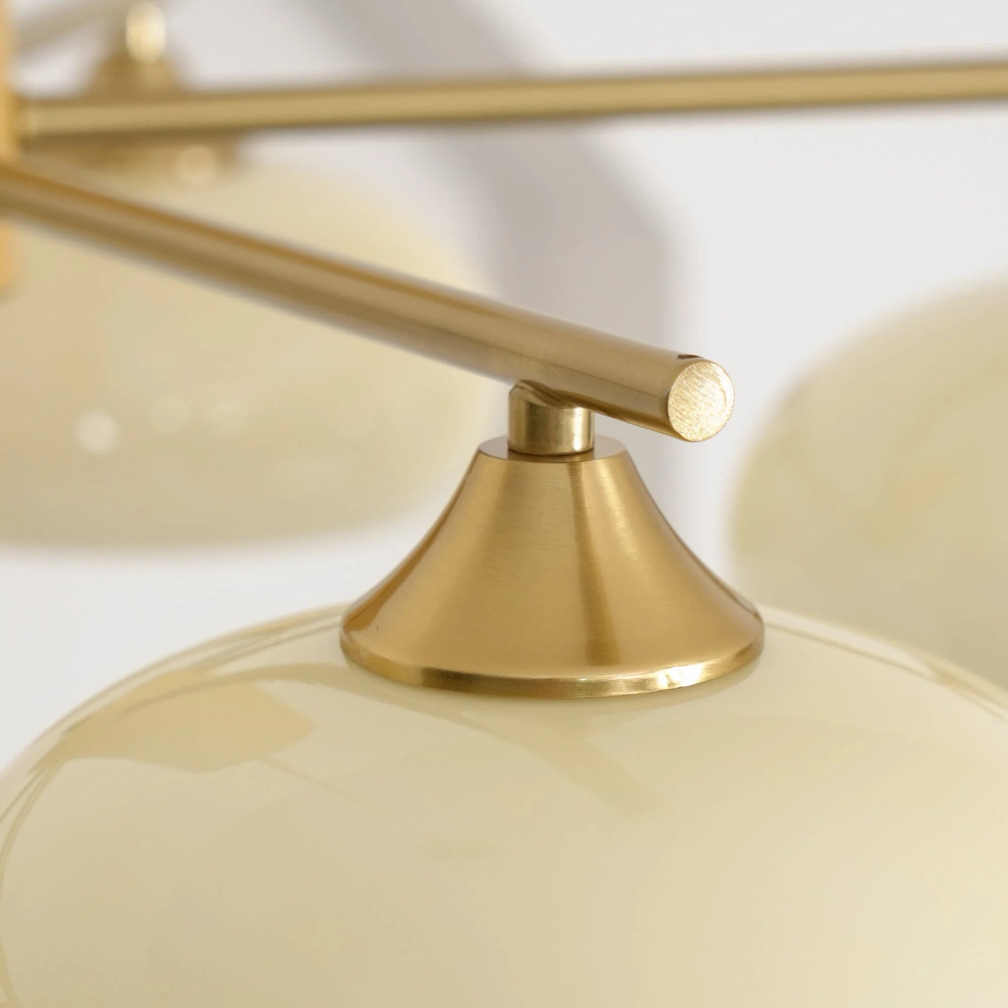 Lampadario in vetro lattimo Clio Bauhaus-detail2.webp__PID:62d459ce-8a4c-4f73-b7f4-0345e7d222d9