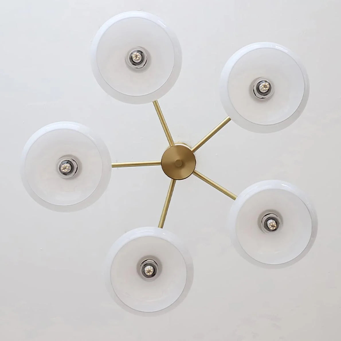 Lampadario in vetro lattimo Clio Bauhaus-12.webp__PID:33d8d322-9e67-455b-9bb5-8656d85c6be7