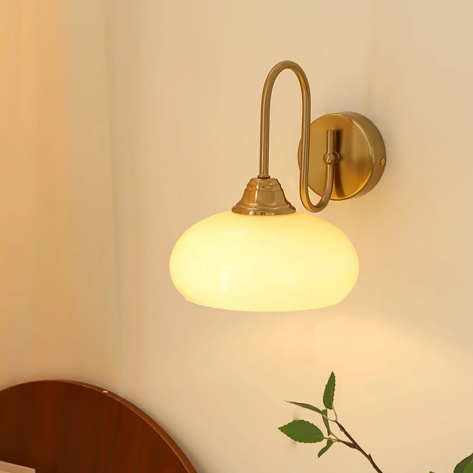 Lampada da parete Calypso Bauhaus in vetro curvo (24).webp__PID:c6e792c9-559c-42b6-a9e7-4d6547b45bd1