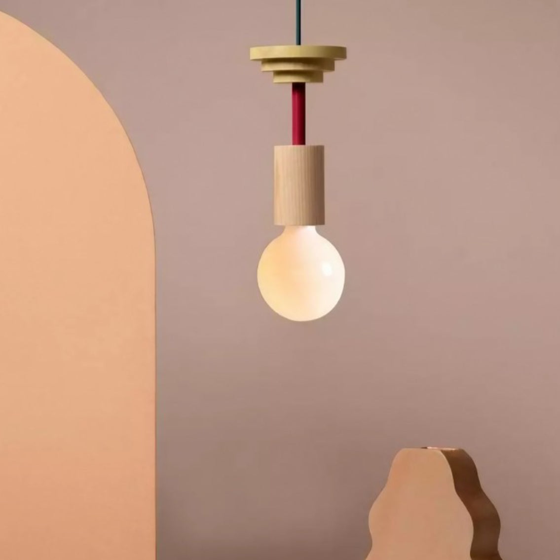 Lampada a sospensione geometrica in legno Alvar scene11.webp__PID:b5b4428a-cf5c-4dae-a9ca-a3a0bc6de251