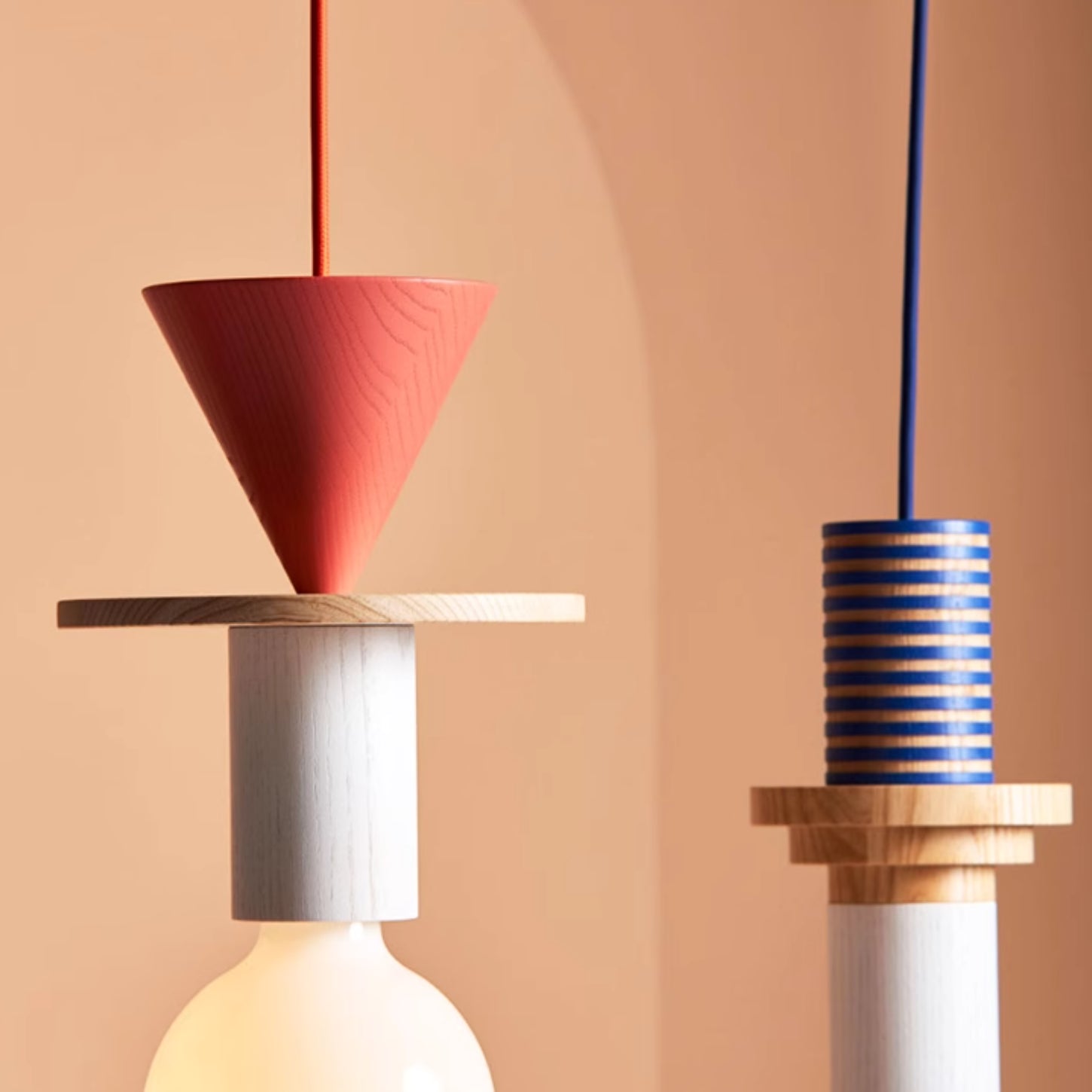 Lampada a sospensione geometrica in legno Alvar dettaglio1.webp__PID:6667c285-8531-4a5e-8a13-6758b0413be2