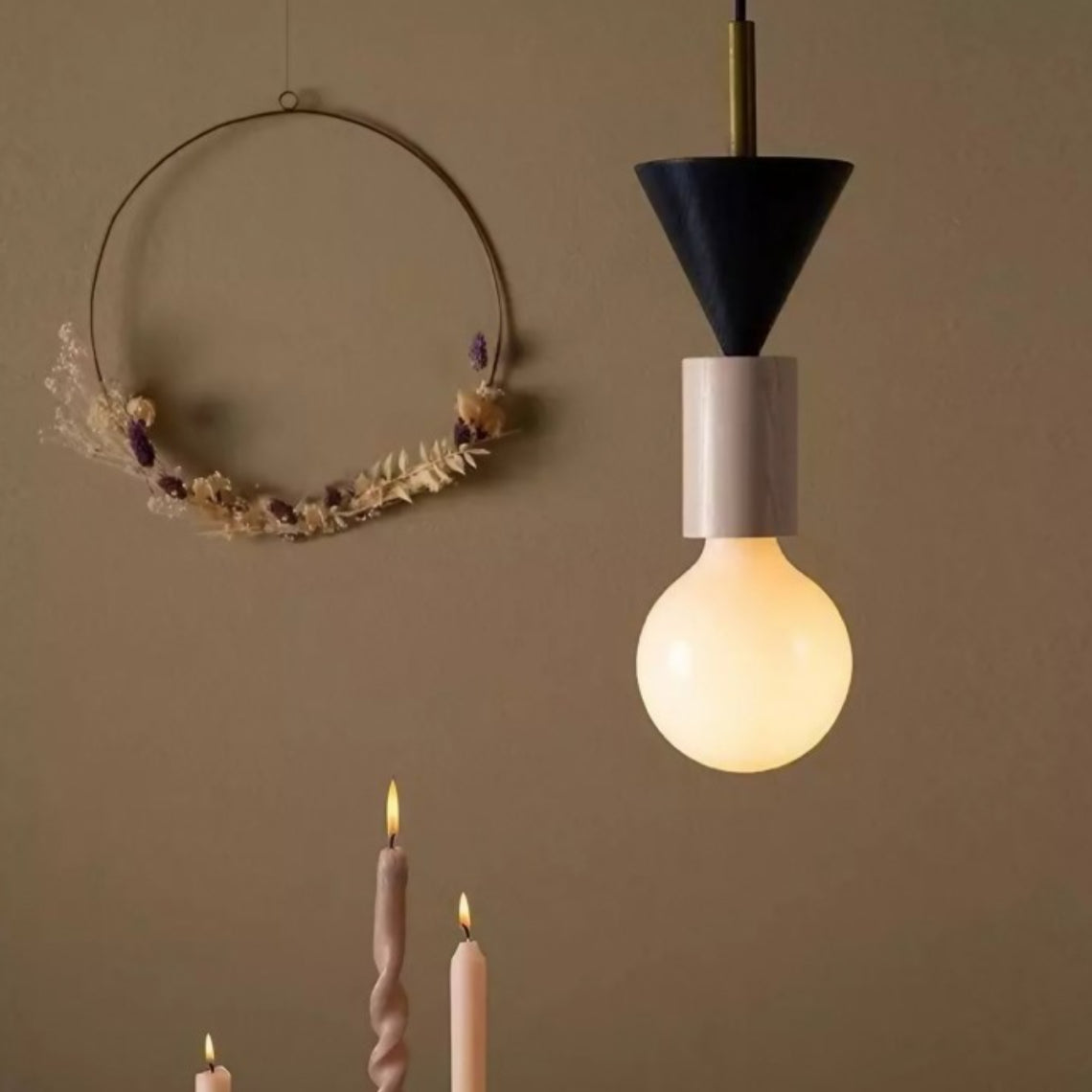 Lampada a sospensione geometrica in legno multicolore Alvar scene9.webp__PID:f16db5b4-428a-4f5c-bdae-e9caa3a0bc6d