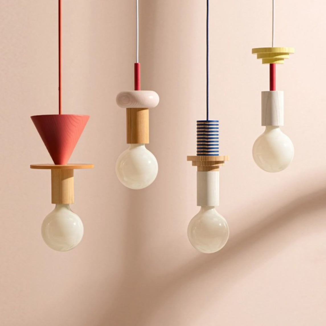 Lampada a sospensione geometrica in legno multicolore Alvar scene1.webp__PID:e0fa1ff5-8662-44a8-b16d-b5b4428acf5c