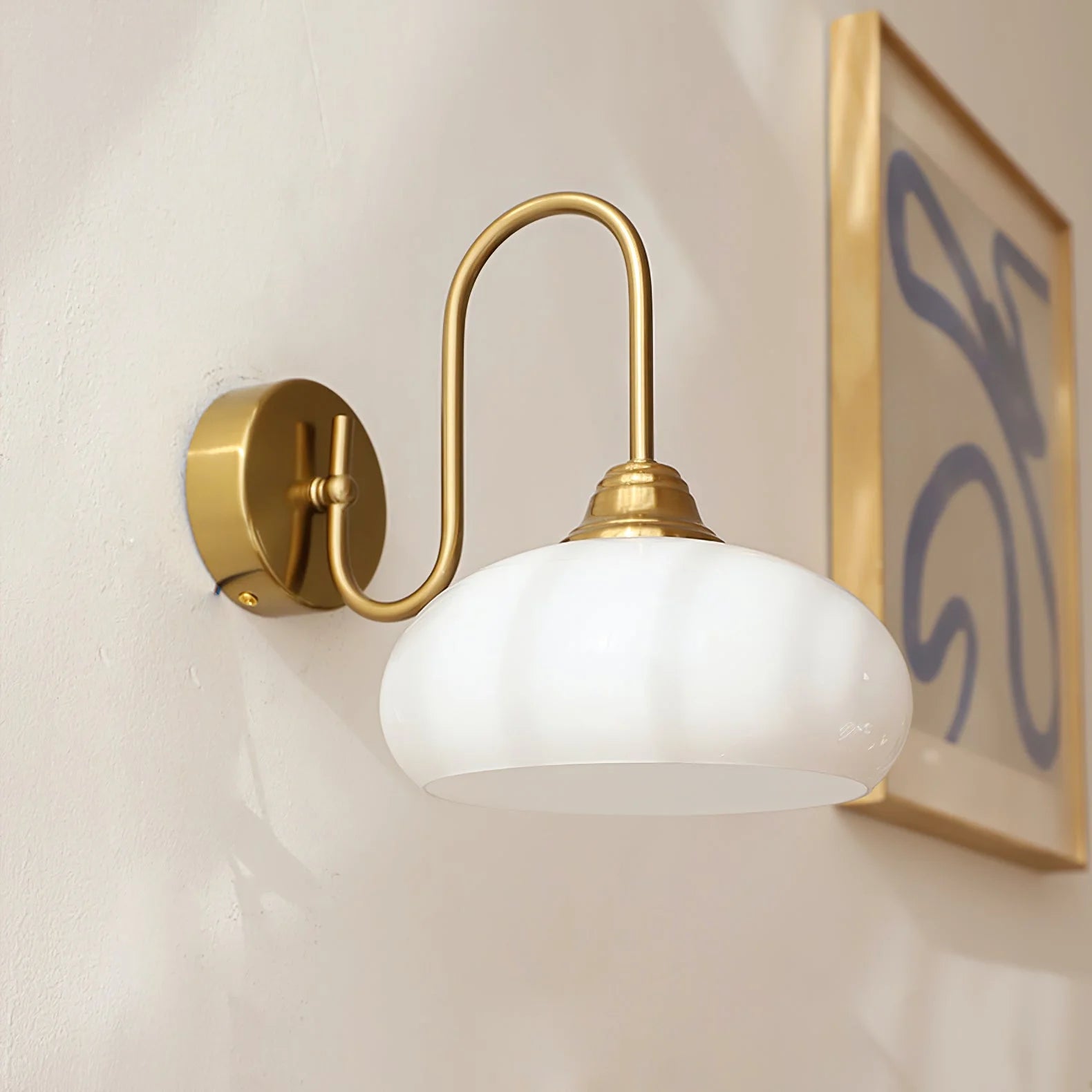 Lampada da parete Calypso Bauhaus in vetro curvo (19).webp__PID:de512cc6-e792-4955-9c52-b6e9e74d6547
