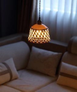 Lampada in ceramica traforata