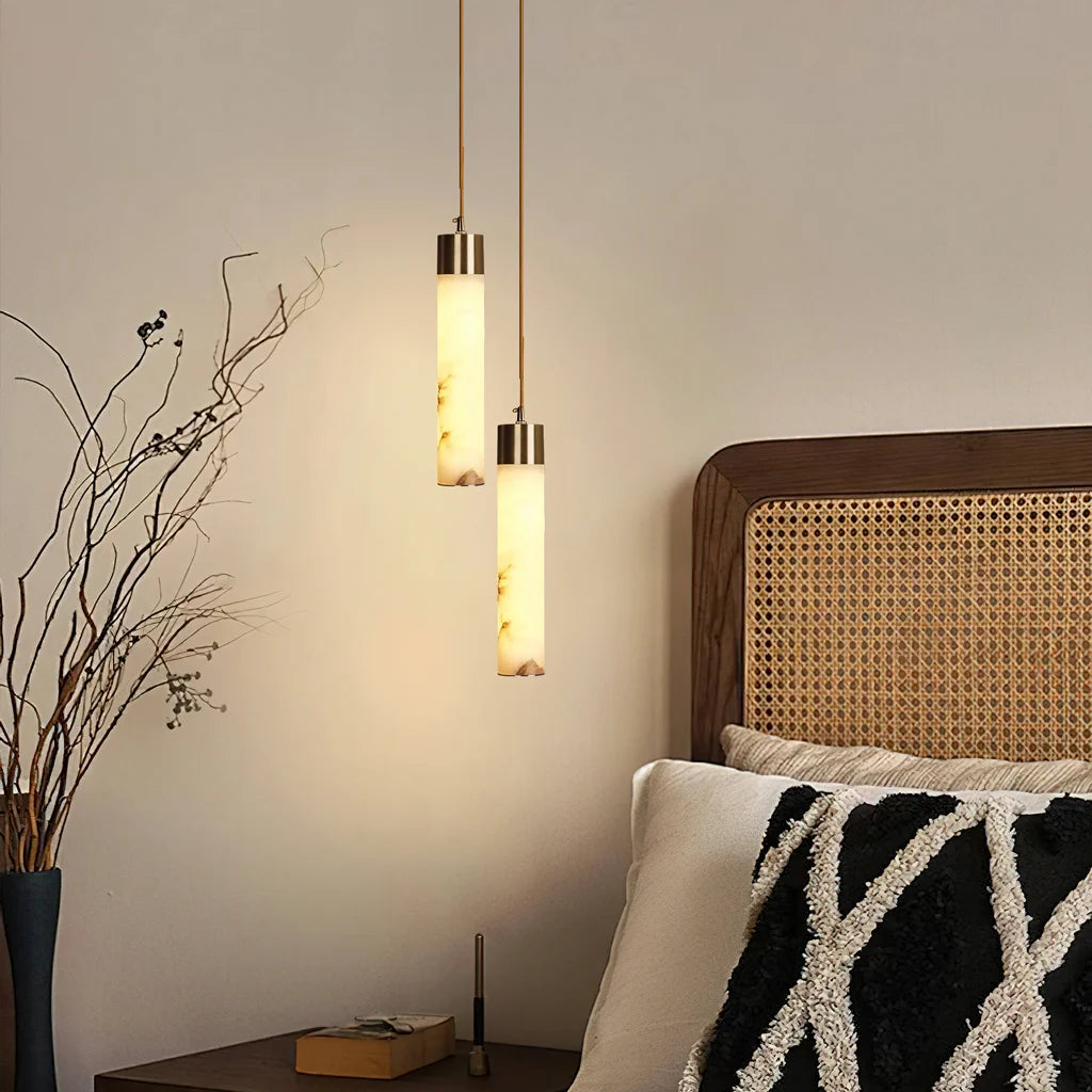 Lampada a sospensione verticale bianca Ismara in ottone alabastro7.webp__PID:66f382c2-06ed-402d-b71f-5ecc7070a43f