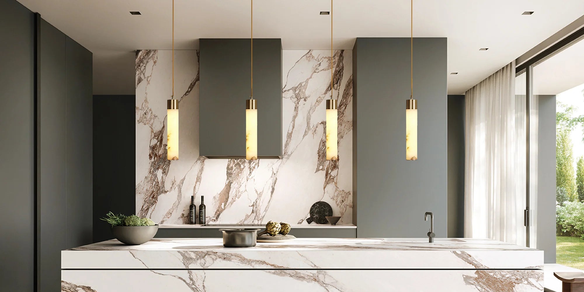 Lampada a sospensione verticale bianca Ismara in ottone alabastro8.webp__PID:f382c206-edb0-4d77-9f5e-cc7070a43f00