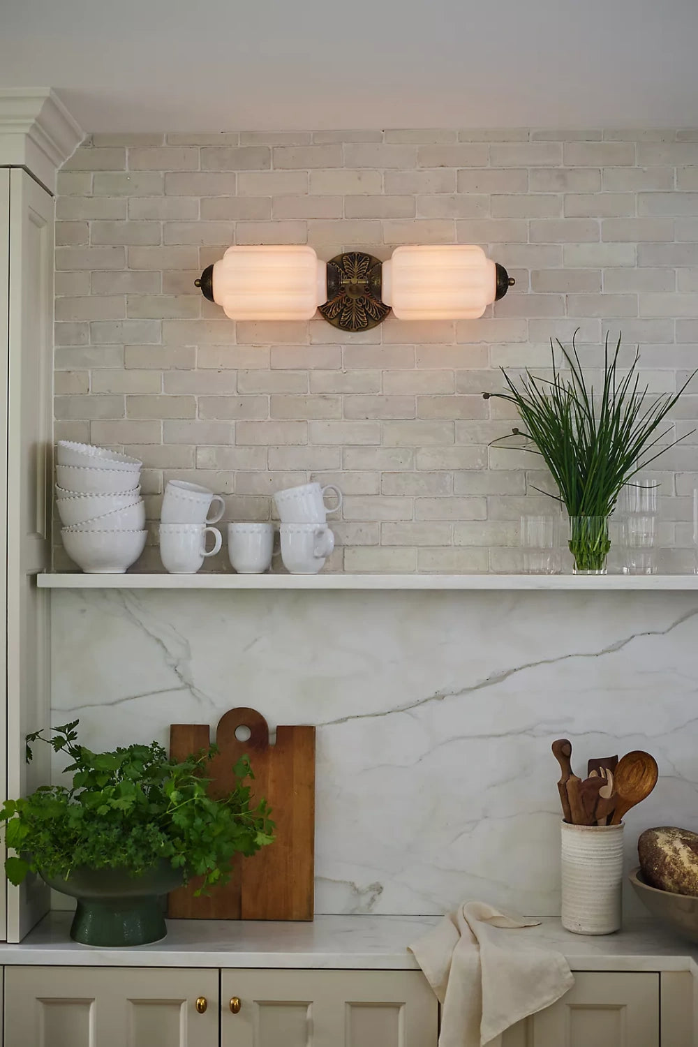 Eirlysia Vintage Eloise Milk Glass Wall Light (7).webp__PID:1b8fefff-ef4c-41ef-97e3-ebd271eaa8b0