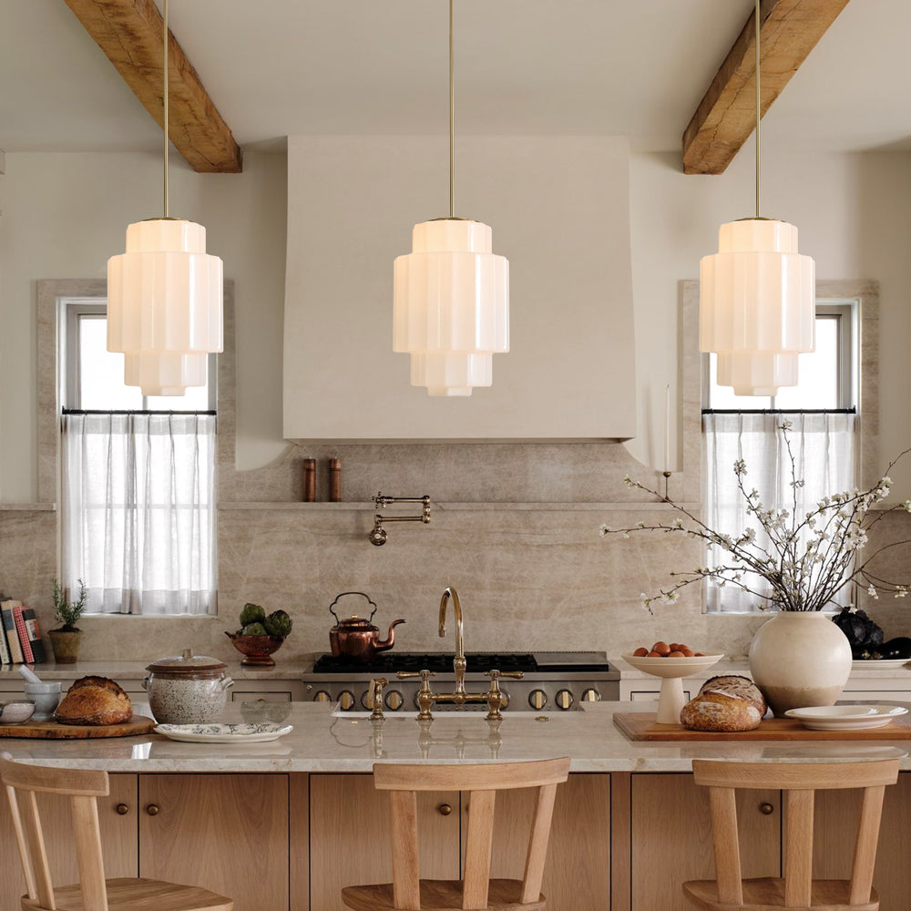 Lampada a sospensione in vetro bianco opale a strati in ottone antico (2).jpg__PID:1014af28-18f7-45b4-8057-0ff6e08d0344