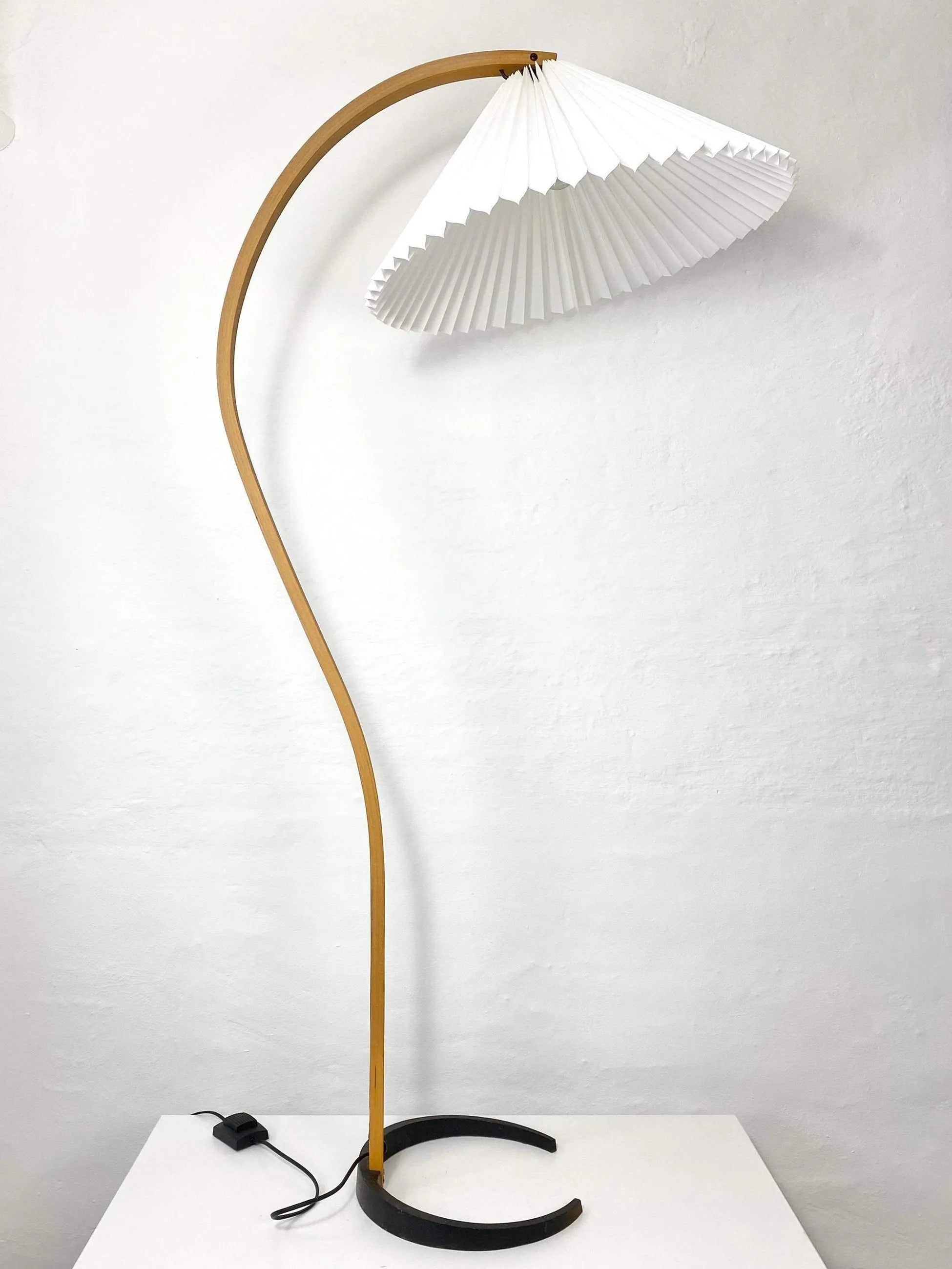 Signe Nordic Curved Wood Floor Lamp 4.jpg__PID:6ed312fe-3e8d-40b9-b503-40c402d830ce