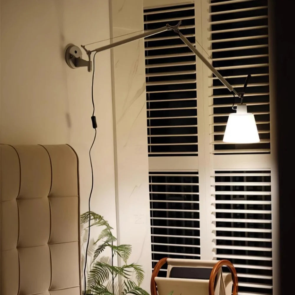 Lámpara-de-pared-con-brazo-oscilante-moderno-skuld (4).webp__PID:4d971b07-ce0d-4fa4-a0de-5178e4305013