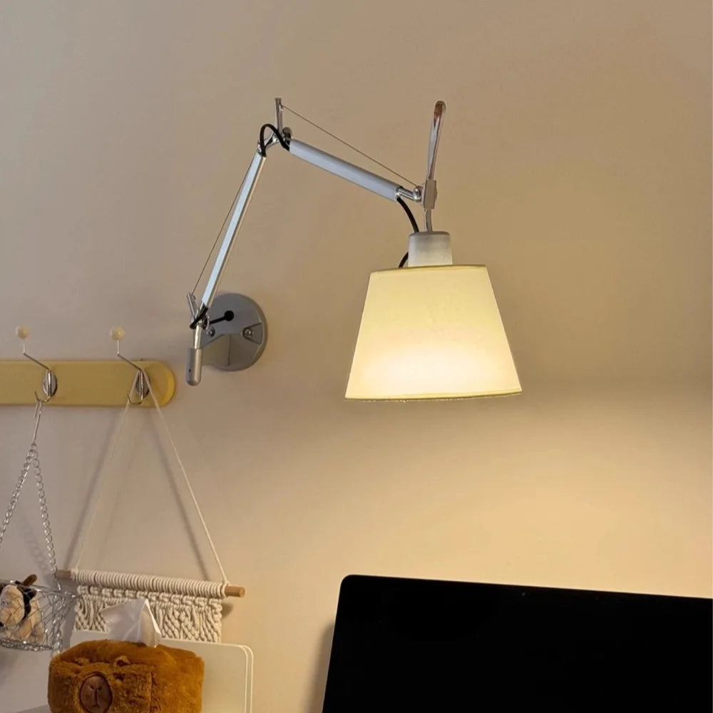 Lámpara-de-pared-con-brazo-oscilante-moderno-skuld (3).webp__PID:07ce0d4f-a460-4e51-b8e4-30501397d57e