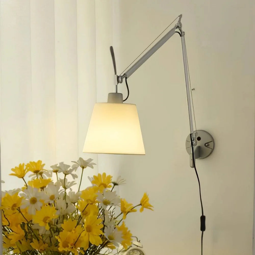Lámpara-de-pared-con-brazo-oscilante-moderno-skuld.webp__PID:4fa460de-5178-4430-9013-97d57ed5ec89