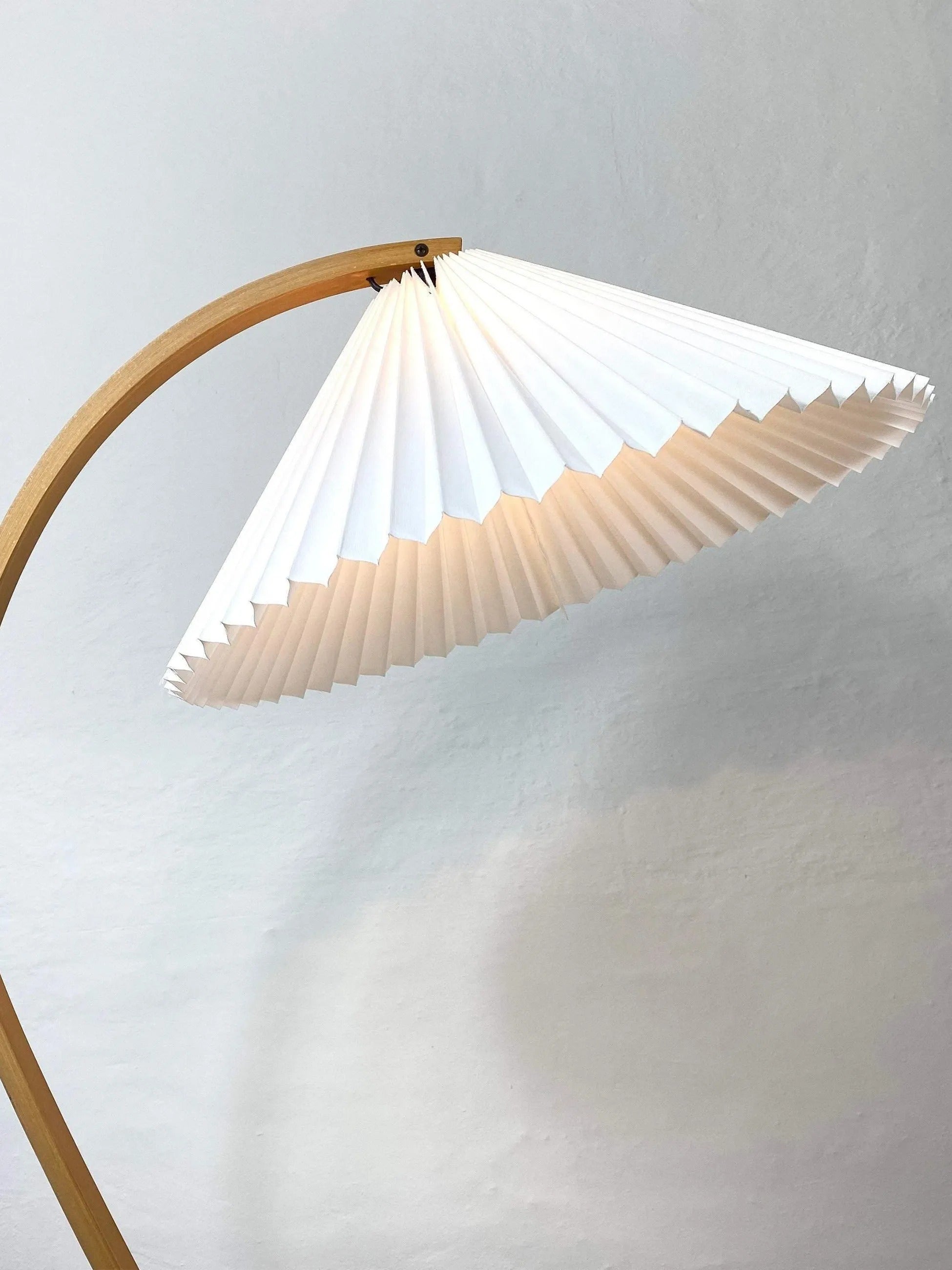 Signe Nordic Curved Wood Floor Lamp2.jpg__PID:12fe3e8d-70b9-4503-80c4-02d830ce33e8