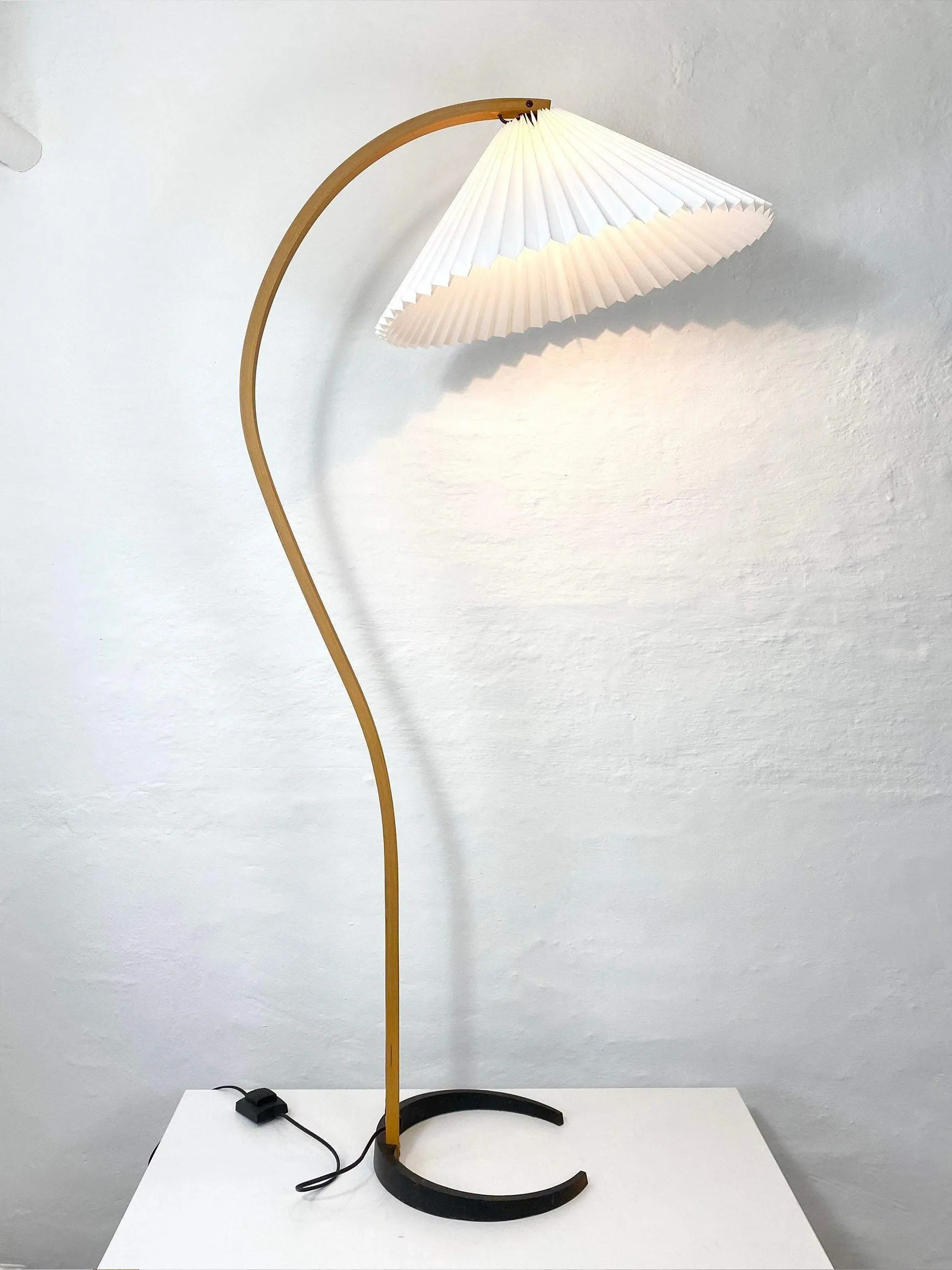 Signe Nordic Curved Wood Floor Lamp3.jpg__PID:fe3e8d70-b935-4340-8402-d830ce33e87d