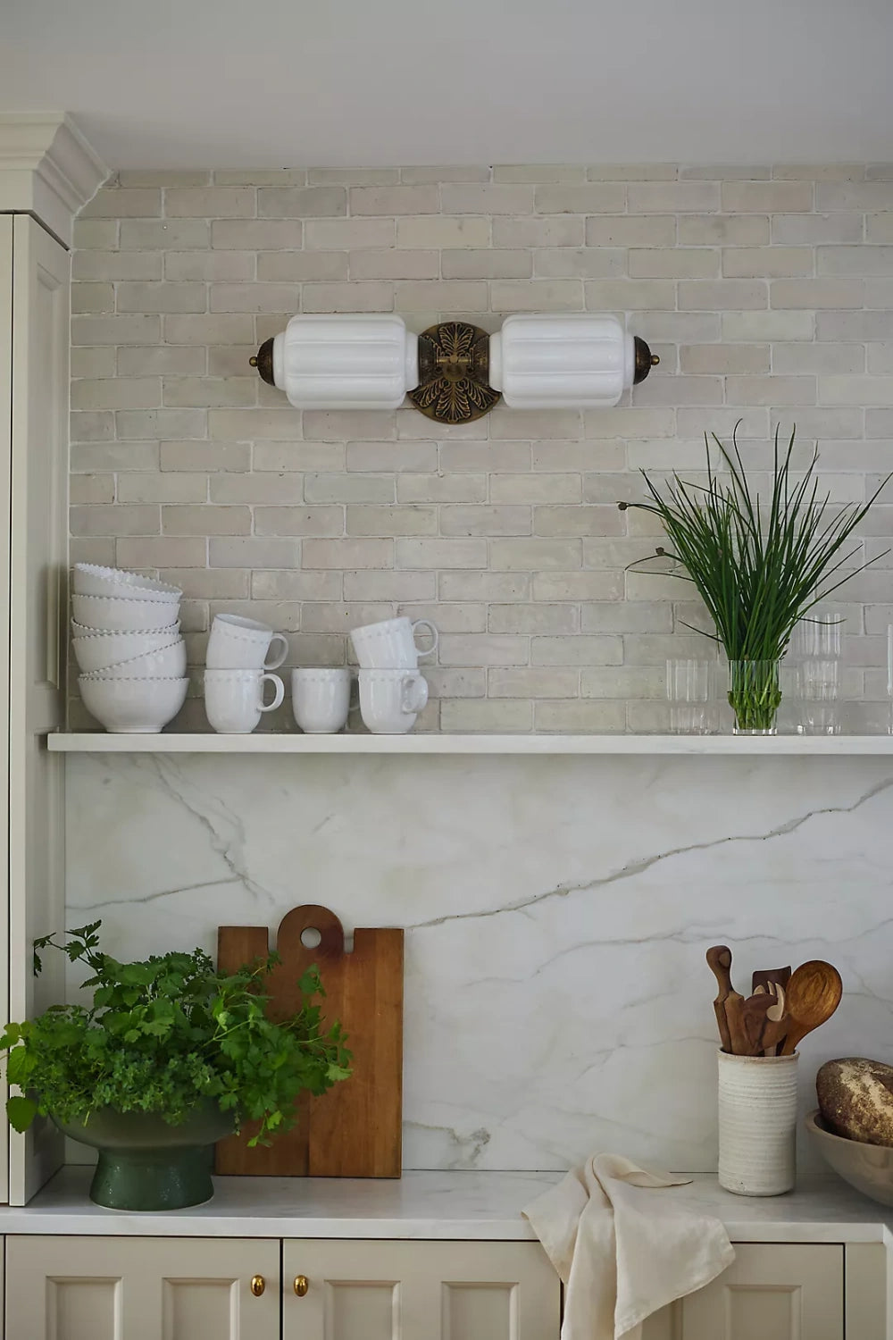 Eirlysia Vintage Eloise Milk Glass Wall Light (10).webp__PID:ffef4cf1-efd7-43eb-9271-eaa8b0653dc1