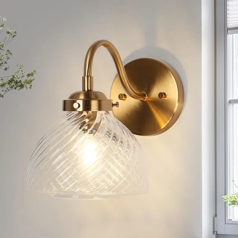 Elora Vintage Messing-Wandleuchte aus verwirbeltem Glas scene1.webp__PID:7c142ec8-48eb-4f9c-94b7-7522bbb9e1b0