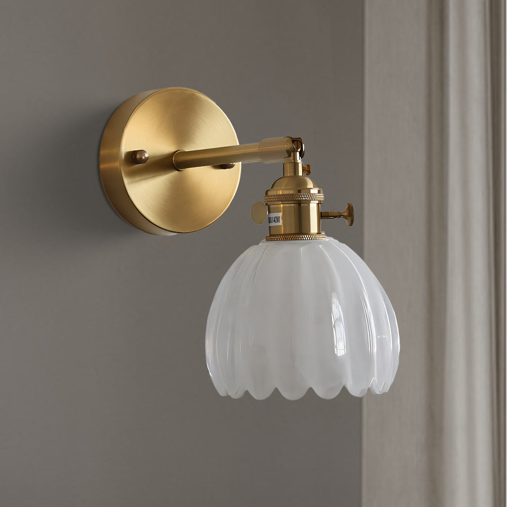 Lampada da parete in vetro Freya Lotus bianca.jpg__PID:955e312a-2a34-4497-84b6-c603b64db259