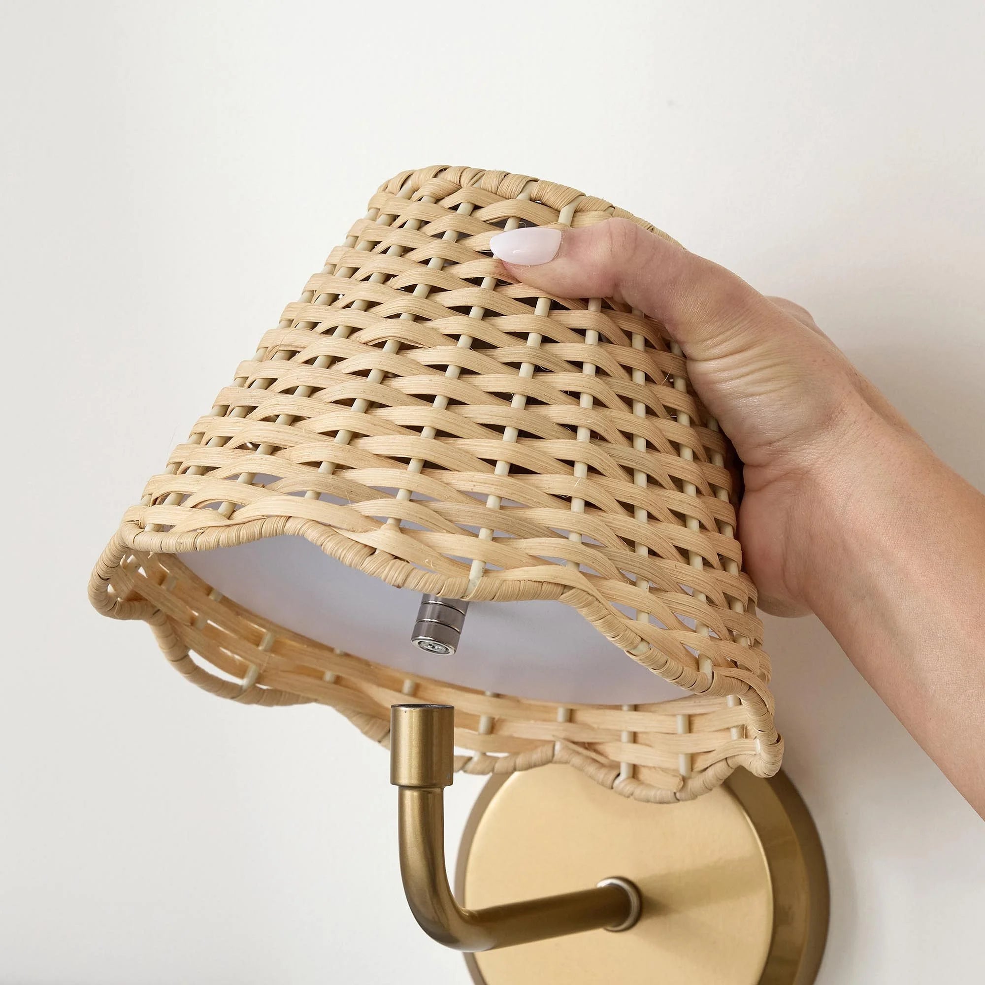 Crosby Rustikale Wandleuchte aus gewebtem Rattan (1).webp__PID:5c37e3ca-1fe0-47cc-b8fd-91e6b4e2f57a