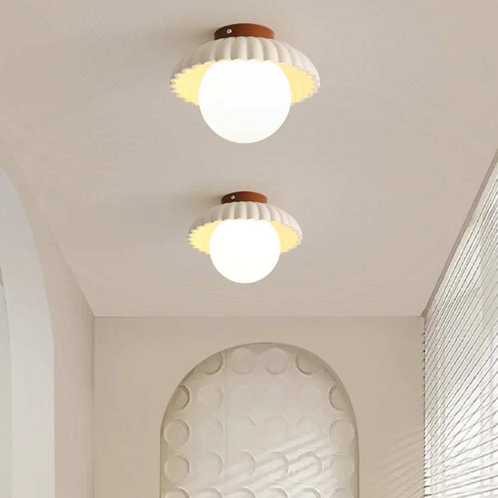 Lampe-de-plafond-en-verre-bouton-de-fleur-couleur-crème Juno (3).webp__PID:44def25d-3850-4a11-aaa7-500619300979