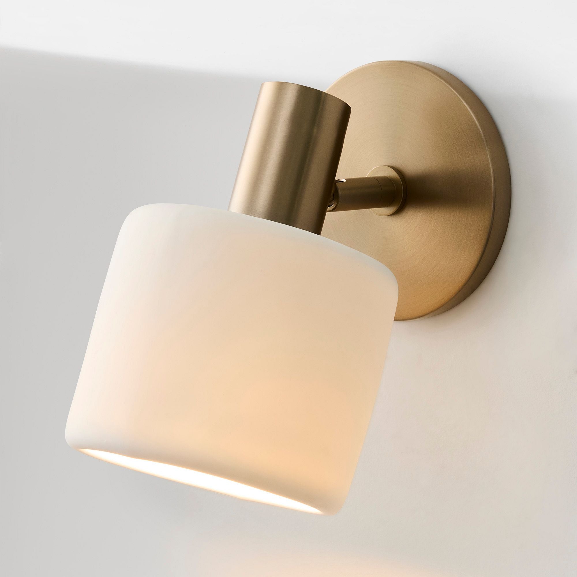 Calidora Minimalist Porcelain Wall Light-detail (1).webp__PID:4b92c334-6308-4981-bc4b-a95f99226251