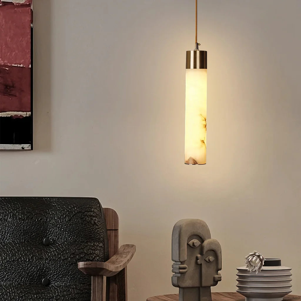 Lampada a sospensione verticale bianca Ismara in ottone alabastro1.webp__PID:4abb71c3-4790-46f3-82c2-06edb02d771f