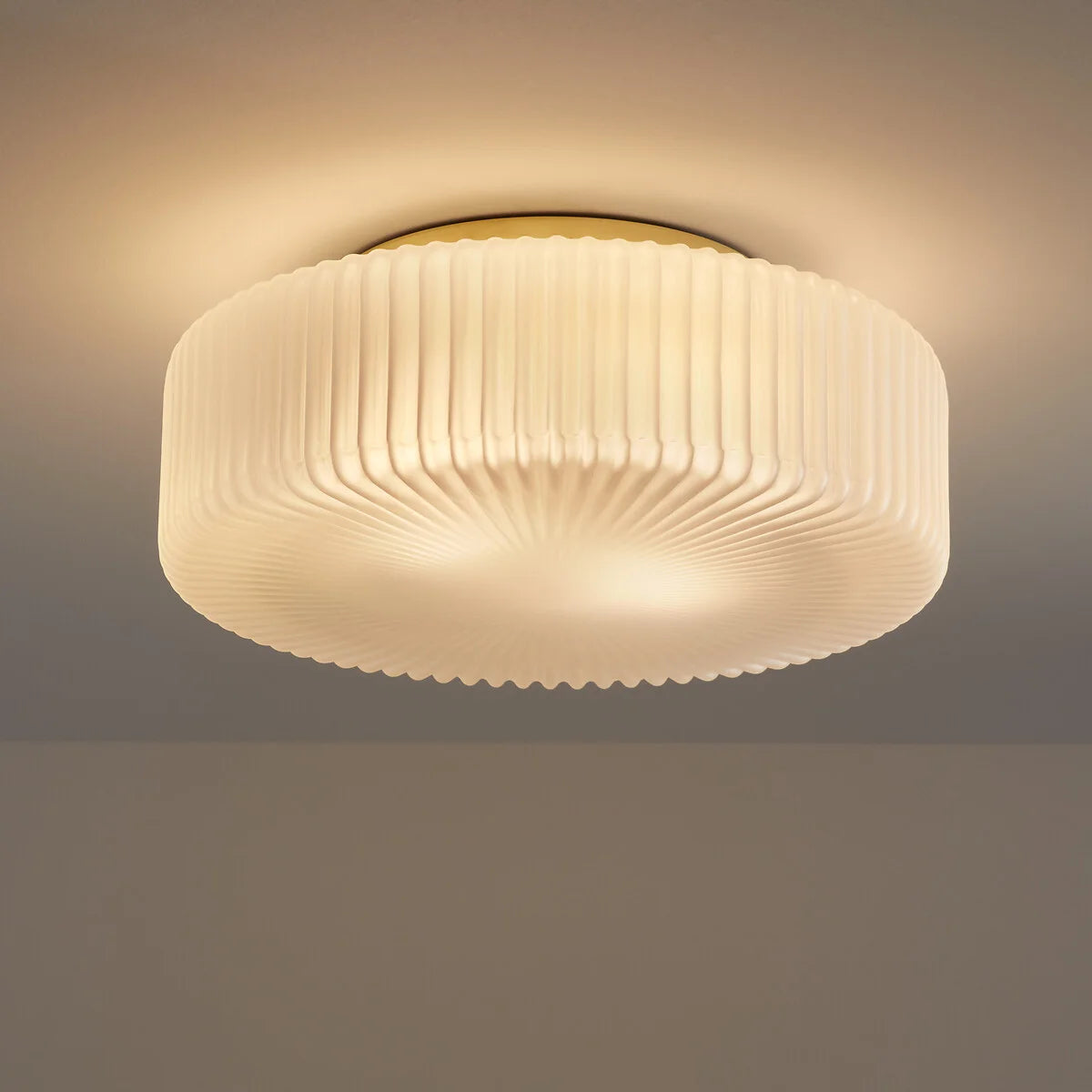 Plafonnier moderne Elowen en verre opalin côtelé (5).webp__PID:b8726209-eb8b-44d5-aa90-b3437502b932