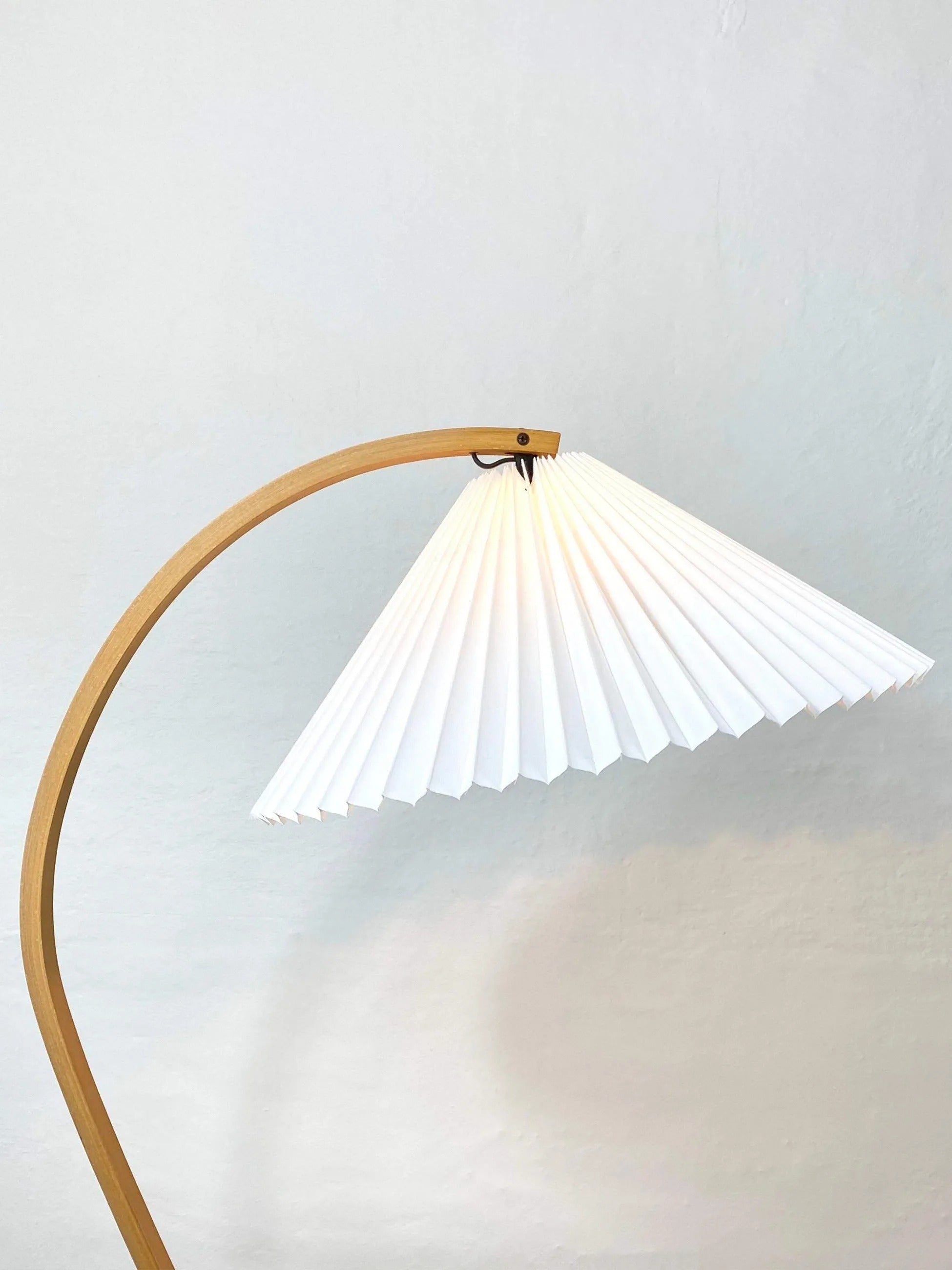 Signe Nordic Curved Wood Floor Lamp 1.jpg__PID:c06ed312-fe3e-4d70-b935-0340c402d830