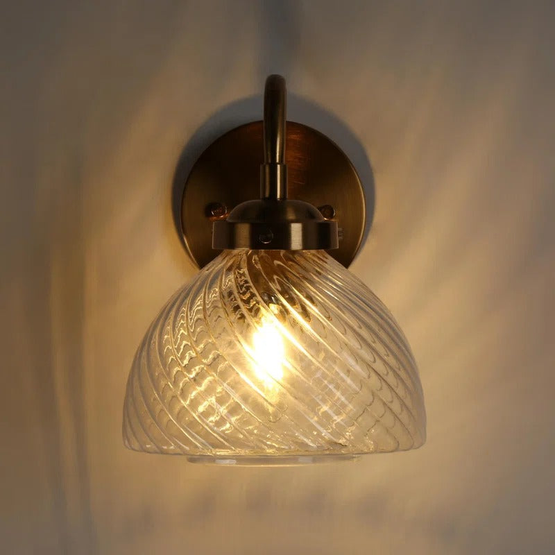 Elora Vintage Wandleuchte aus Messing mit Wirbelmuster, Detail3.webp__PID:fd7c142e-c848-4b9f-9c14-b77522bbb9e1