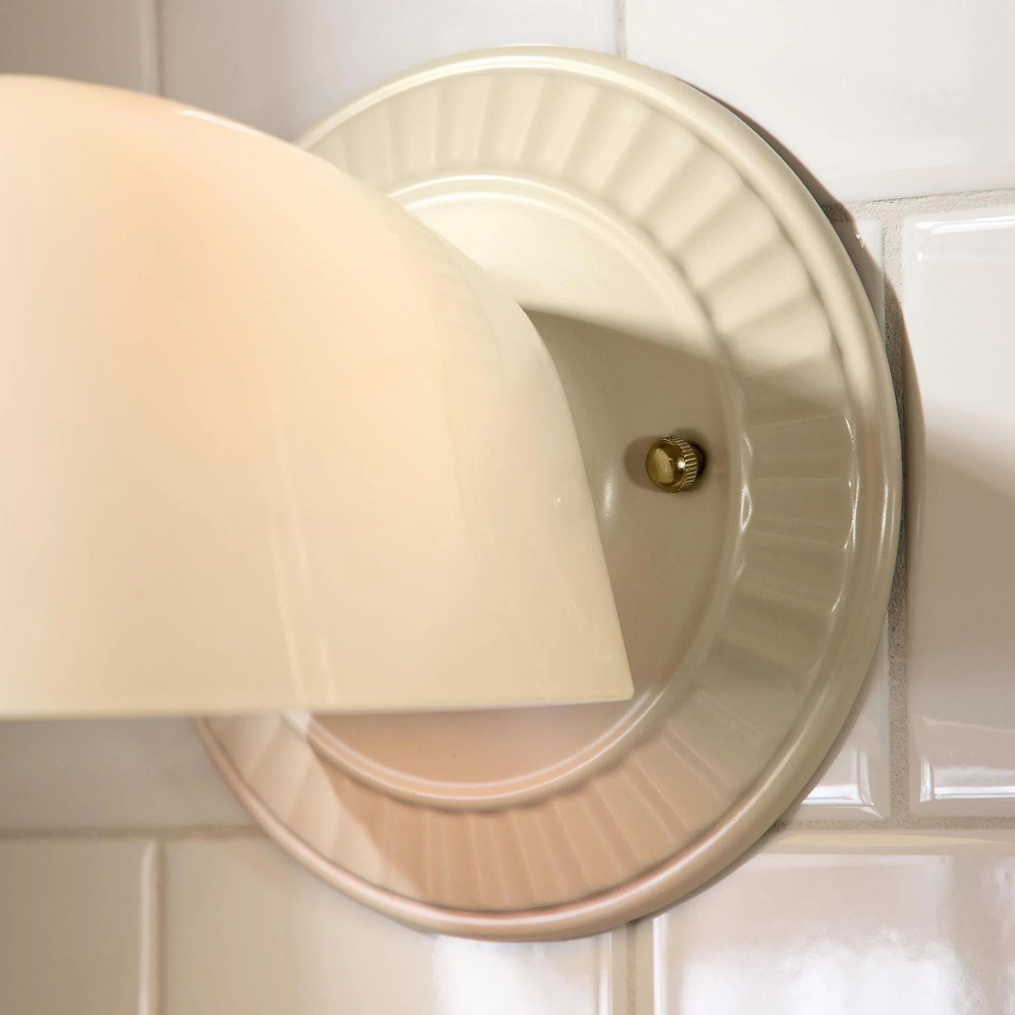 Thais Mid-Century Modern Art Deco Glass Wall Sconce (5).webp__PID:12462b99-7e63-477f-b288-9820a3f11f23