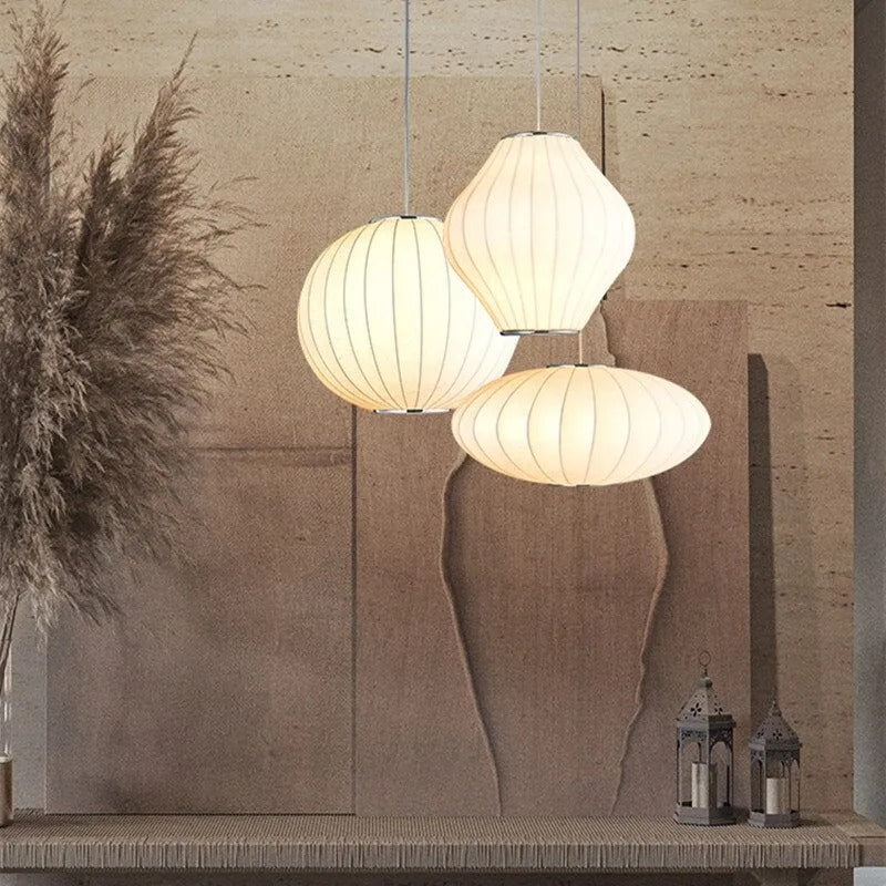 Lampada a sospensione a lanterna moderna in tessuto Hana C5.webp__PID:ab324c03-72fb-4a8c-a367-ad2c6e5af365