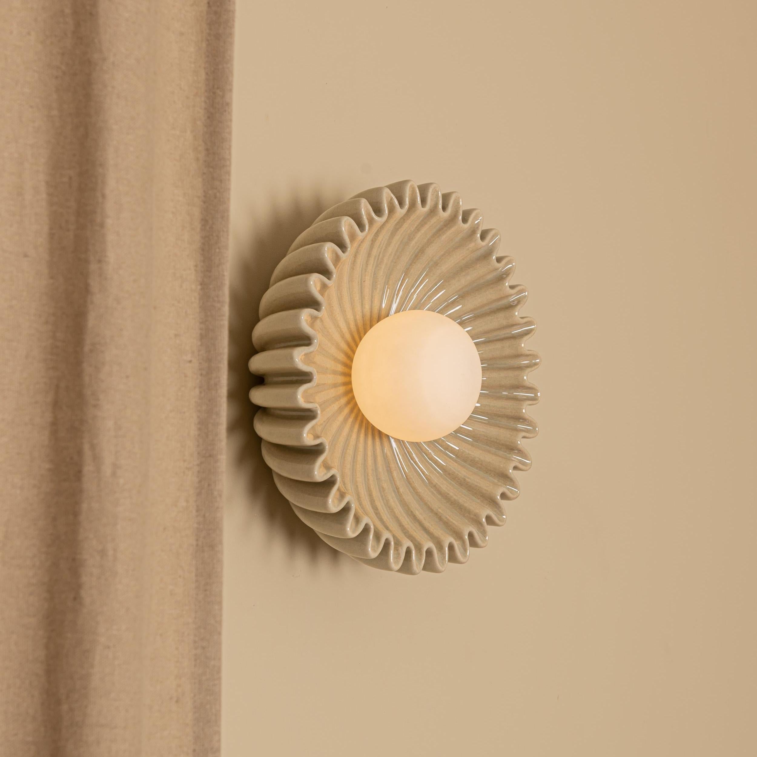 Romy Applique da parete moderno ed elegante in ceramica con fiori (3) (1).webp__PID:7e5d2c80-d1cc-4b0a-8a72-5376bcf13fb0