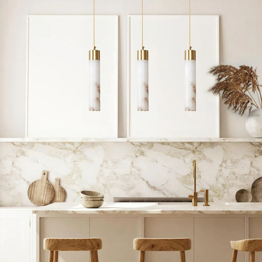 Lampada a sospensione verticale bianca in ottone alabastro Ismara3.webp__PID:71c34790-66f3-42c2-86ed-b02d771f5ecc
