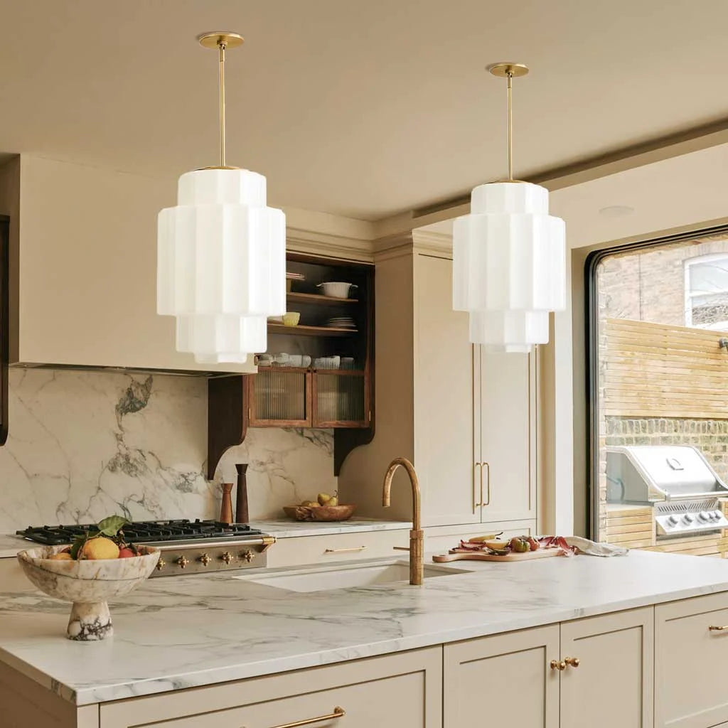 Lampada a sospensione in vetro bianco opale a strati in ottone antico (7).webp__PID:095e2642-cf6b-4531-9502-5b0667c46099