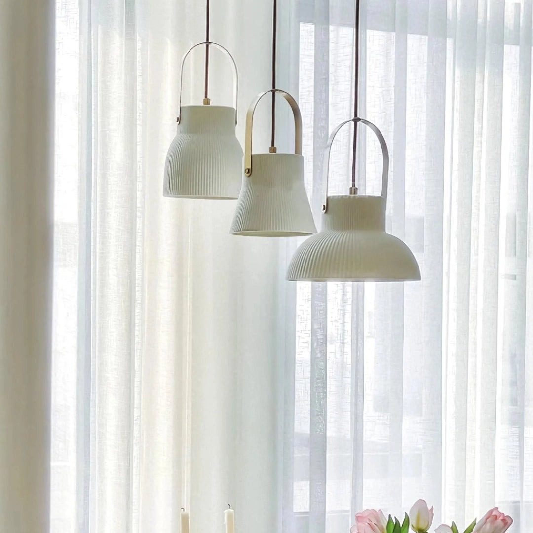 Avery moderne gerippte Glocken-Pendelleuchte aus Keramik5.webp__PID:7b3fc17f-0531-4d59-8c37-3c29bd3b1bfc