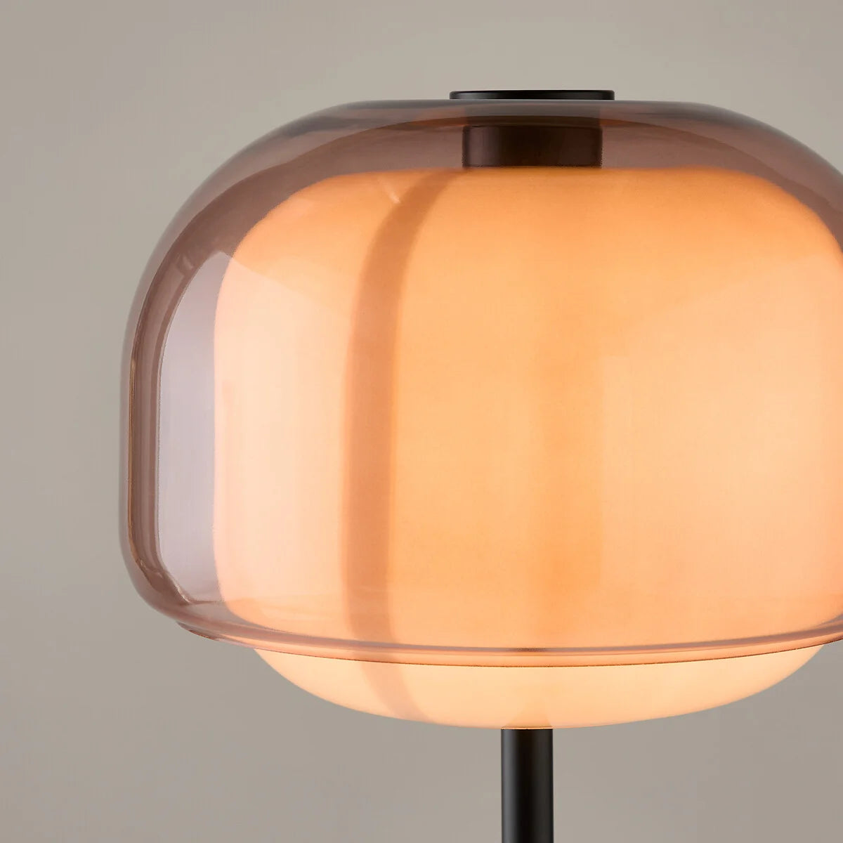 Moderne Stehlampe aus farbigem Glas mit rundem Schirm von Sanae (12).webp__PID:af6af75a-d4c1-4975-8916-e90ca66ddf2c