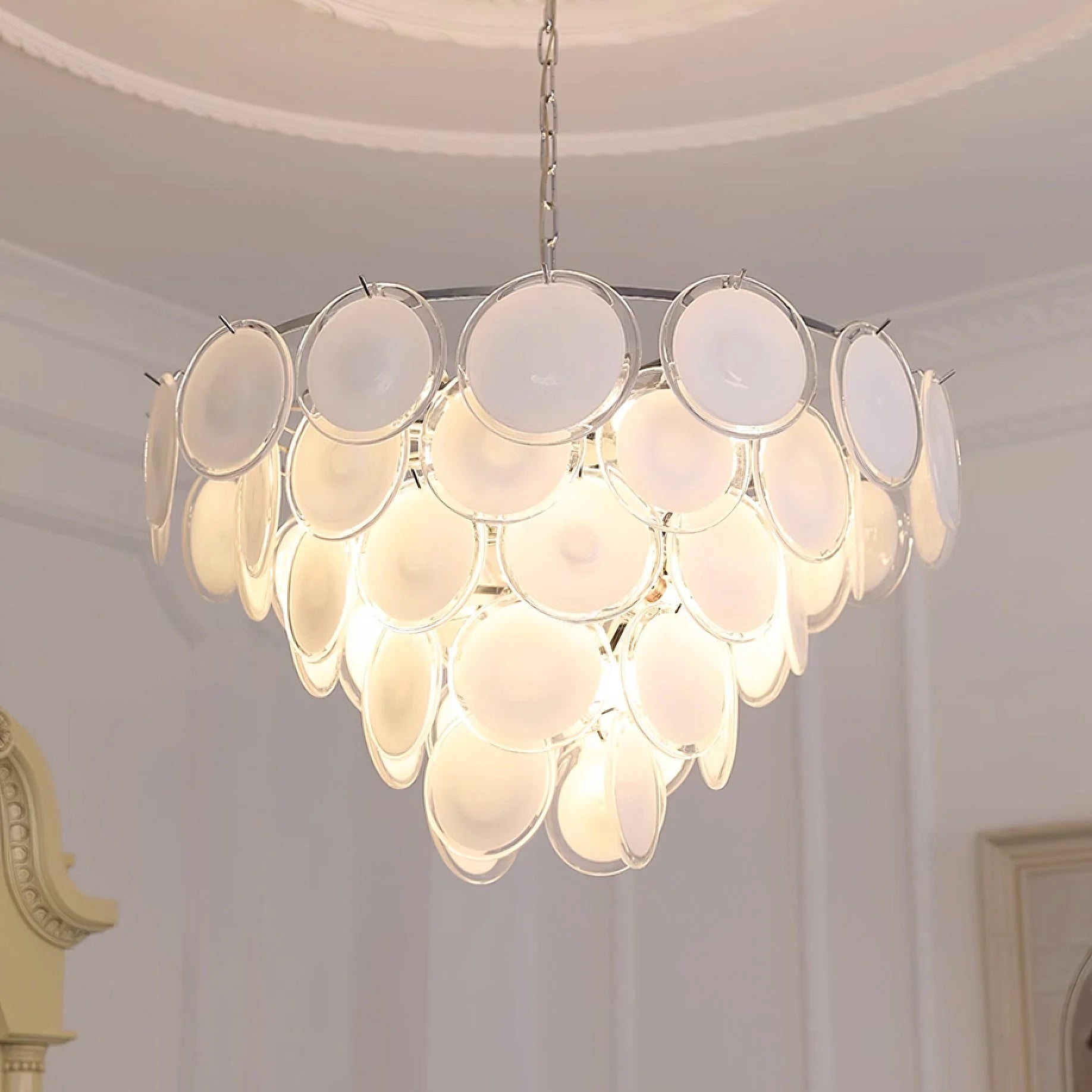 Milae Elegante Lampadario in Vetro di Murano Bianco15.webp__PID:03331430-1307-449d-bdc2-268c3d4b06ea