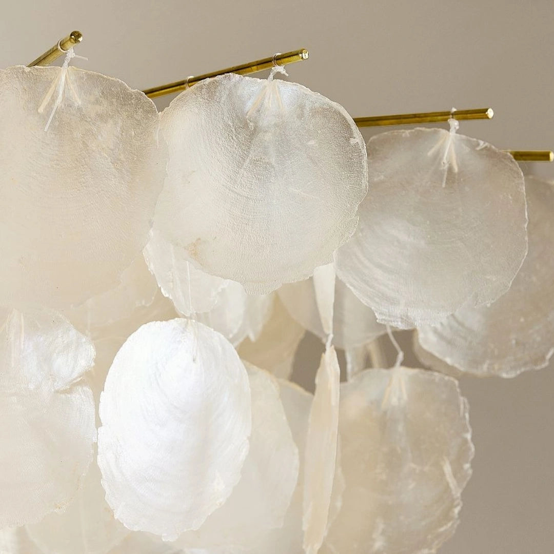 Lampadario in metallo di lusso con conchiglia naturale Leslie dettaglio1.webp__PID:9a141dc9-4785-41e2-83da-dfd604455a6d