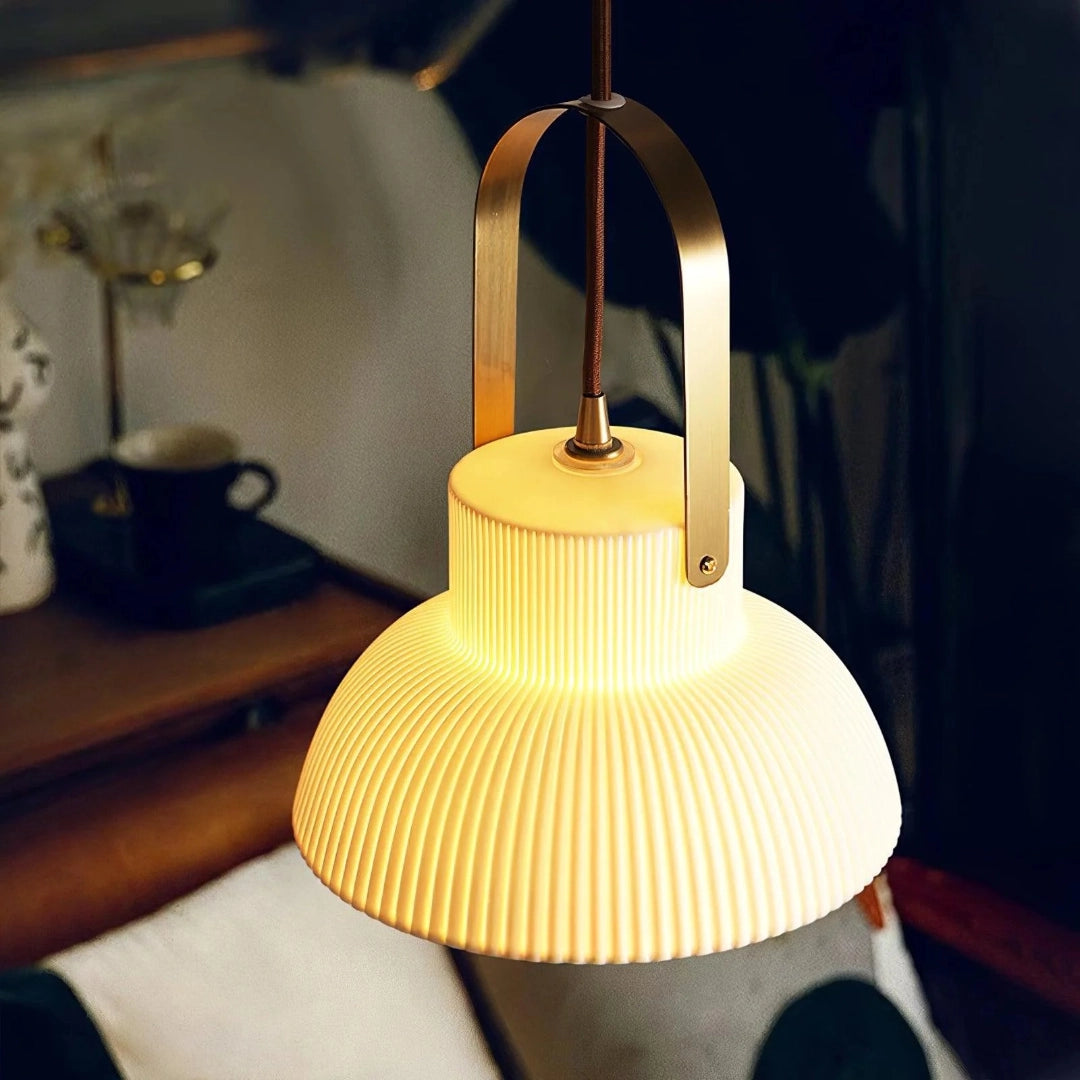 Avery moderne gerippte Glocken-Pendelleuchte aus Keramik C4.webp__PID:59cc373c-29bd-4b1b-bc38-67af50f45659