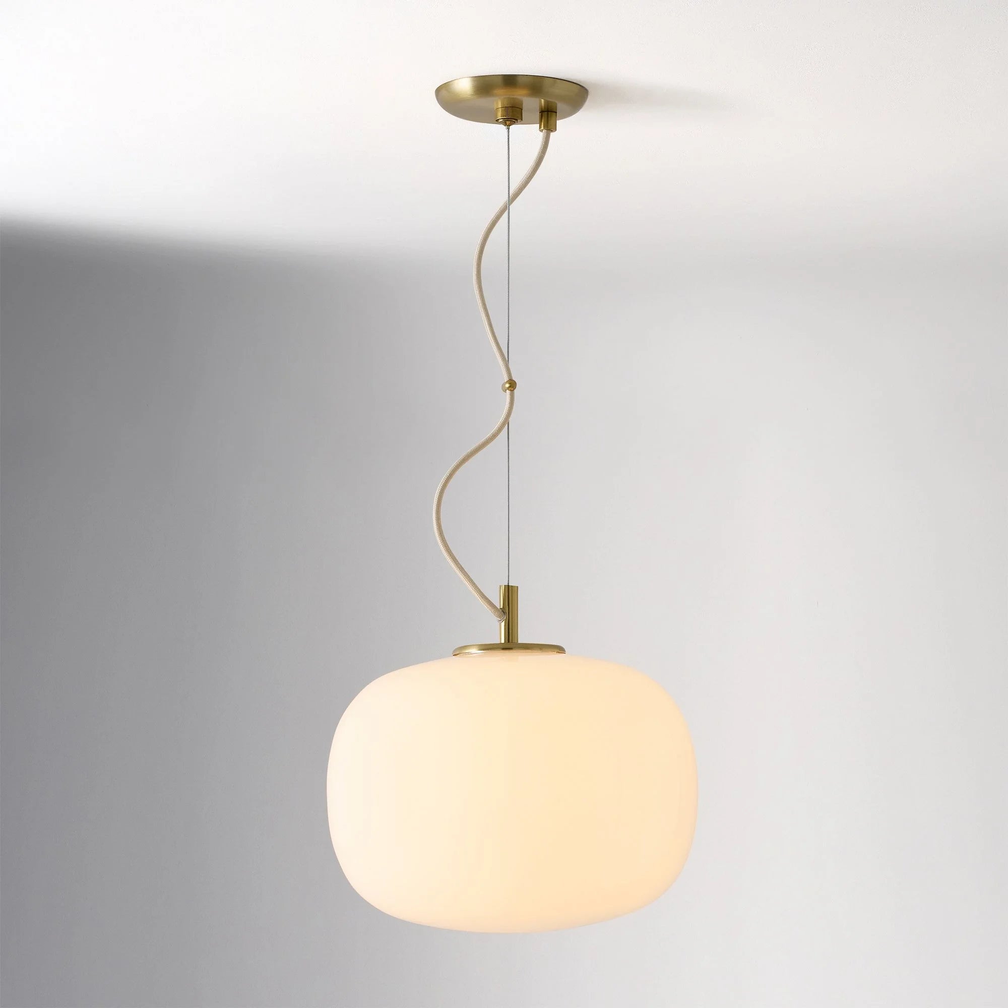 Lampada a sospensione in vetro lattimo rettangolare minimalista arrotondato Chronus1 (3).webp__PID:72eaf689-58fb-472e-ad16-cd1692b8f8c1