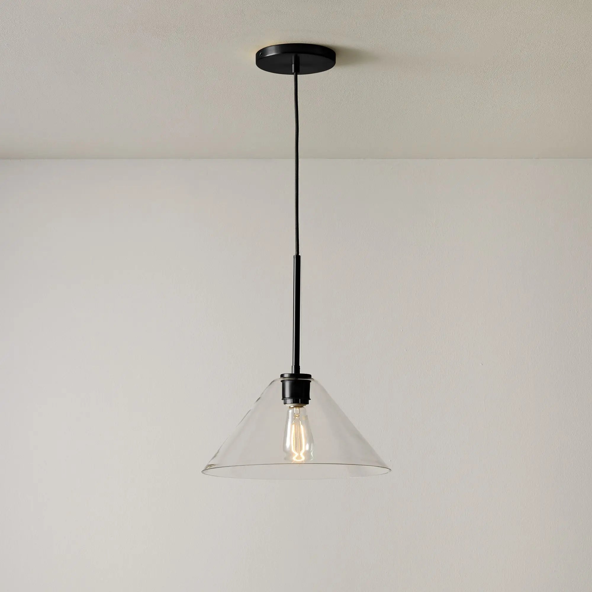 Sorelle moderne kegelvormige glazen hanglampenku7.webp__PID:3831a1fd-2609-41de-b749-a3c88be2aac6