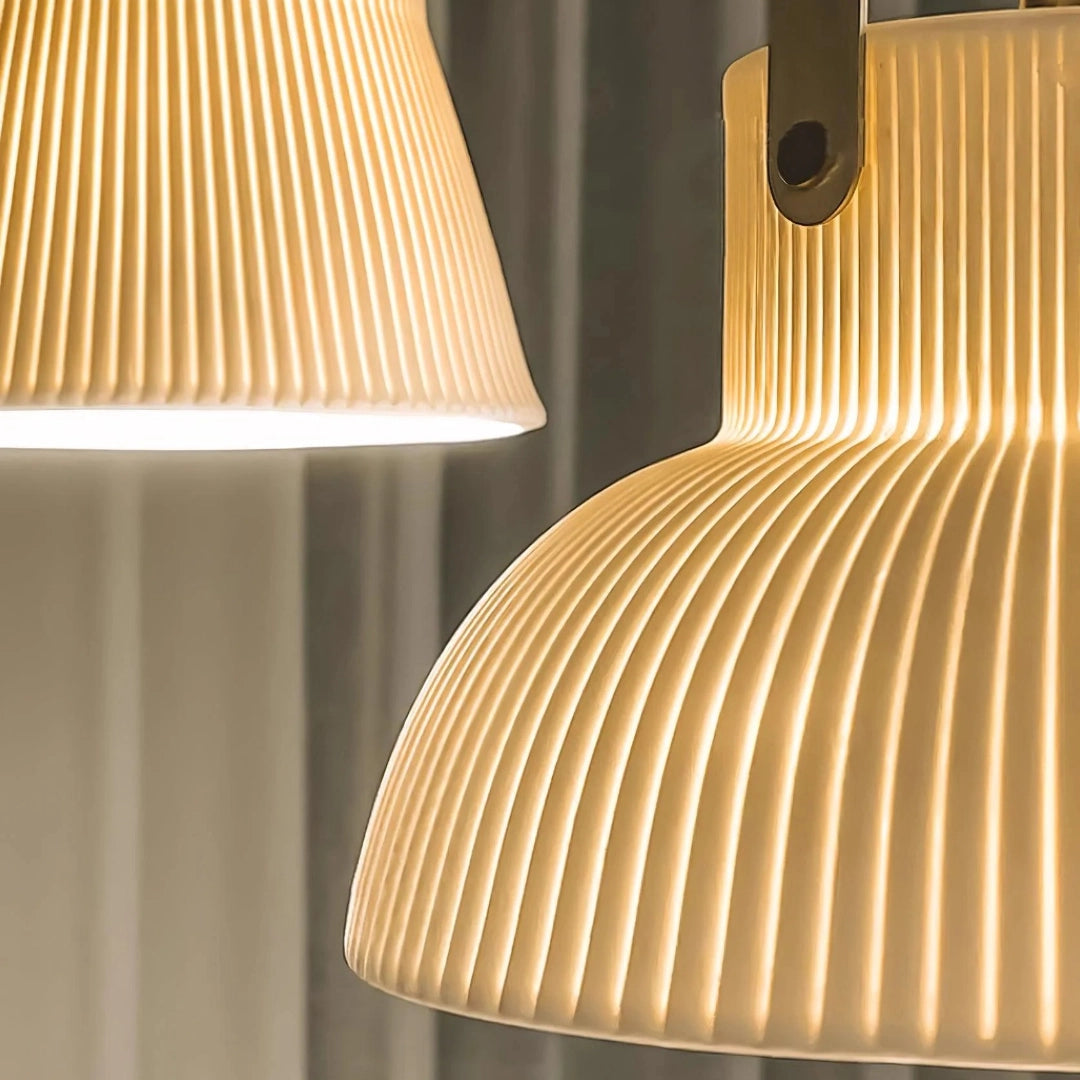 Avery moderne gerippte Glocken-Pendelleuchte aus Keramik, Detail4.webp__PID:b97ef753-7021-4e2e-b5ea-c3ab474290cd