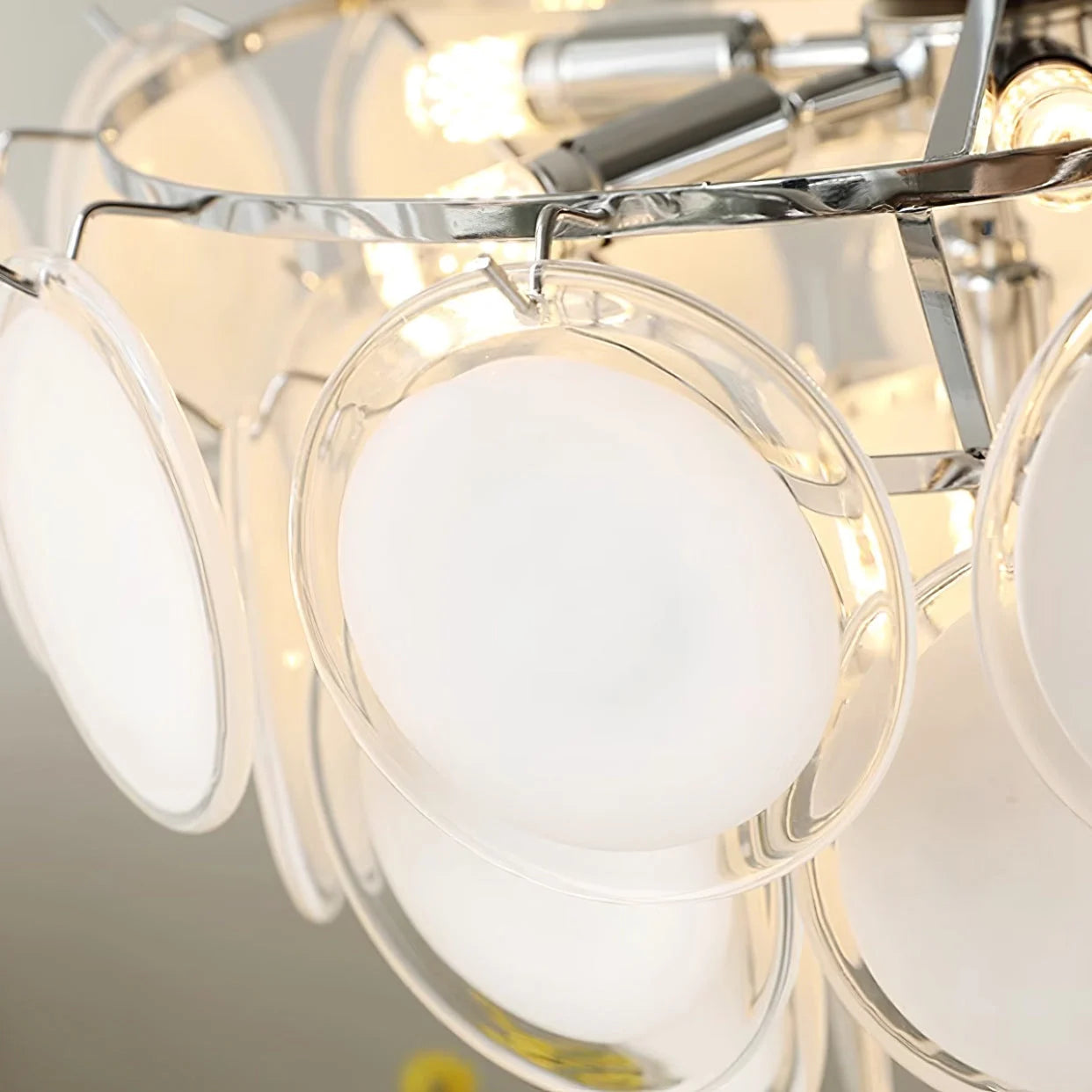 Milae Elegante Lampadario in Vetro di Murano Bianco27.webp__PID:8c22542f-c559-4b2d-9379-a327892ca4df