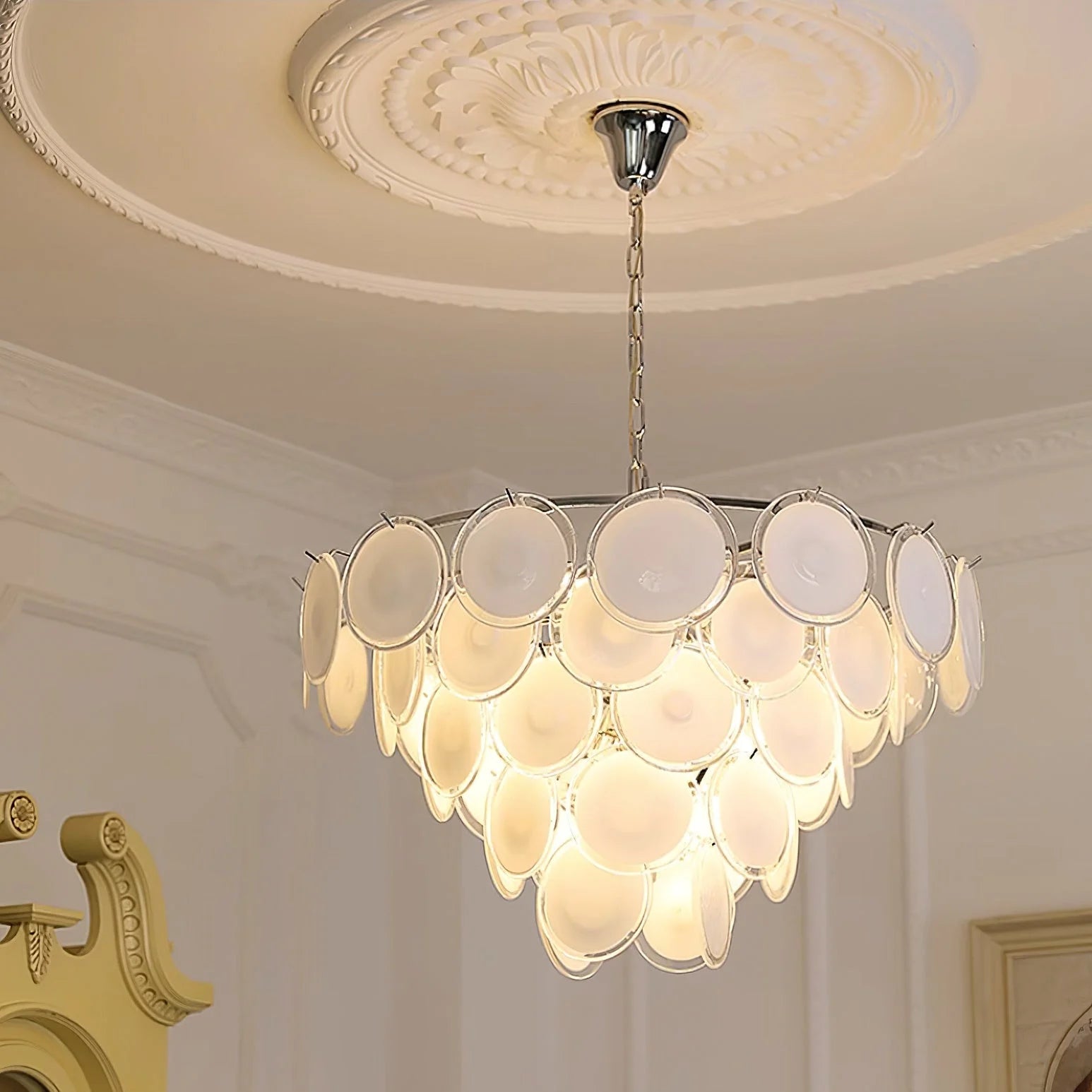 Milae Elegante Lampadario in Vetro di Murano Bianco8.webp__PID:129e0333-1430-4307-b49d-3dc2268c3d4b