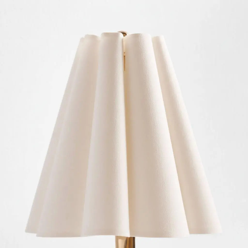 Applique da parete moderno in tessuto Art Déco in ottone Blossynxj1.webp__PID:2ccb73ae-de6e-49e1-96f4-9fd59a47b0eb
