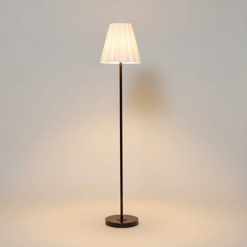 Lampada da terra moderna in lino con paralume affusolato David 2.webp__PID:6f4386a7-56e8-4cfa-aa09-cabb460847d8