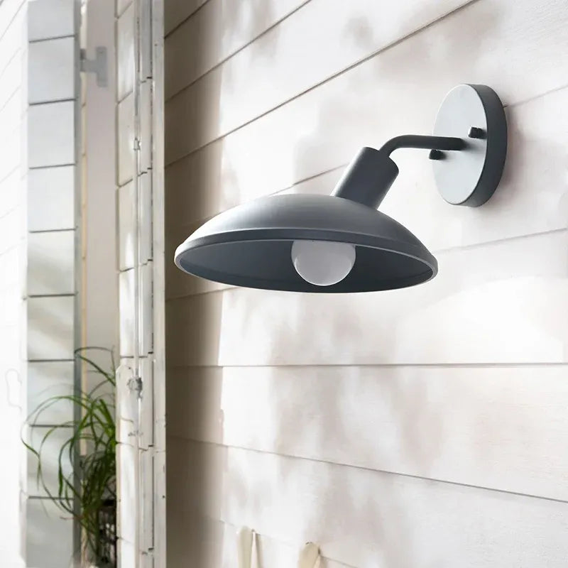 Applique da parete minimalista rotondo in metallo per esterni Ethan9.webp__PID:a66a9c02-6498-4368-98cd-f760ff450635